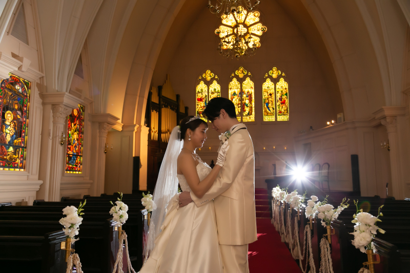 ステンドグラスを背景に