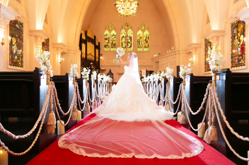 長いベールも映えるバージンロード