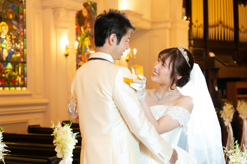 同じく指輪を使って二人で笑顔で