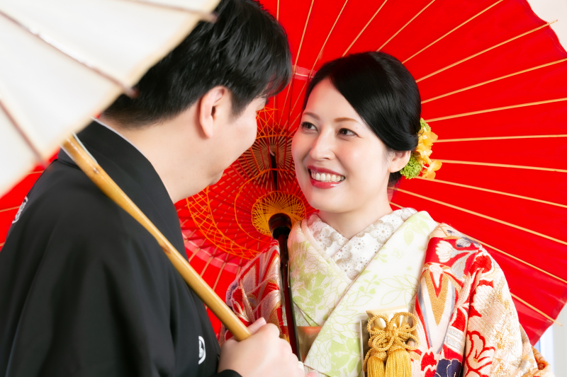 番傘越しの視線