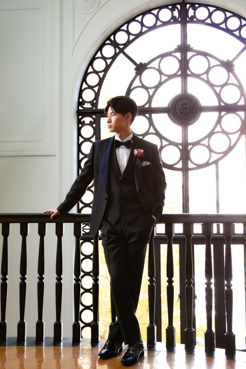 光を纏い、佇む新郎様