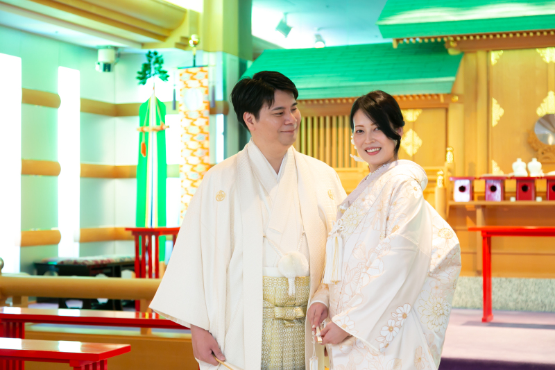 神殿に並ぶ、和装のふたり