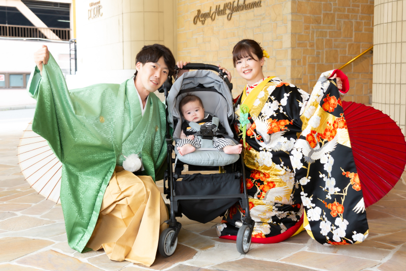 ベビーカーと一緒にエントランスで