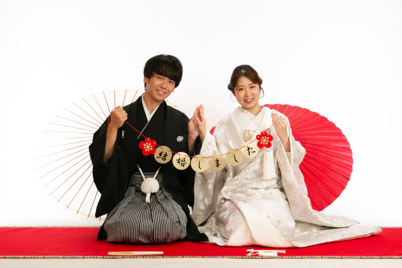 ガーランドと和装のふたり