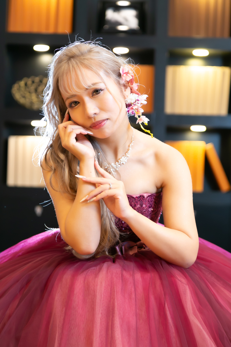 本棚の前でソファー座ってネイルもわかるように。