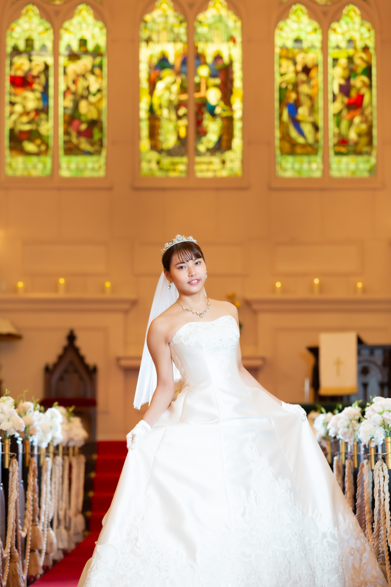 バージンロードに広がる純白のドレス。