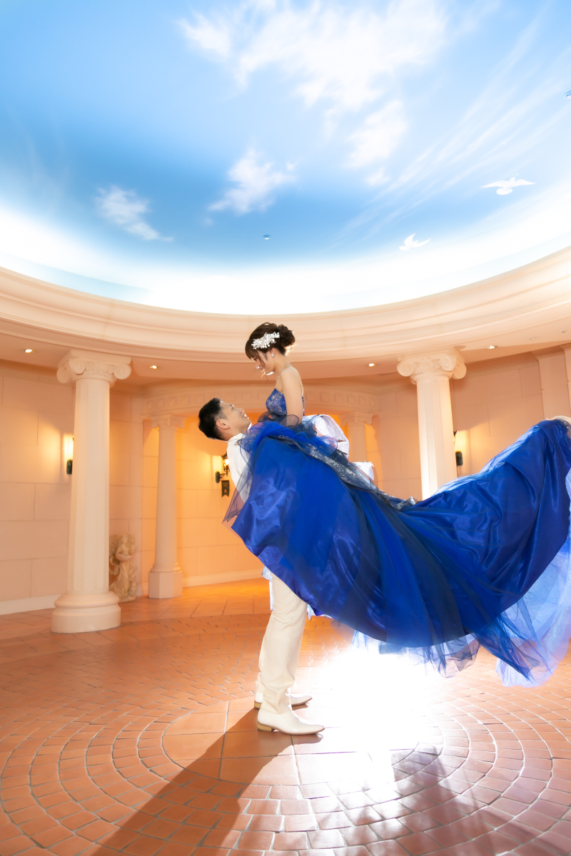 青空の下で抱き上げショット