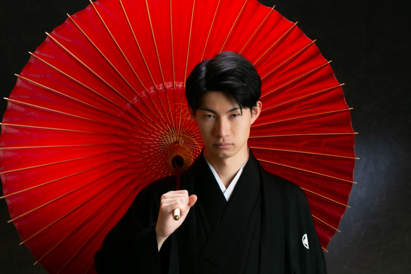 漆黒に映える、深紅の傘