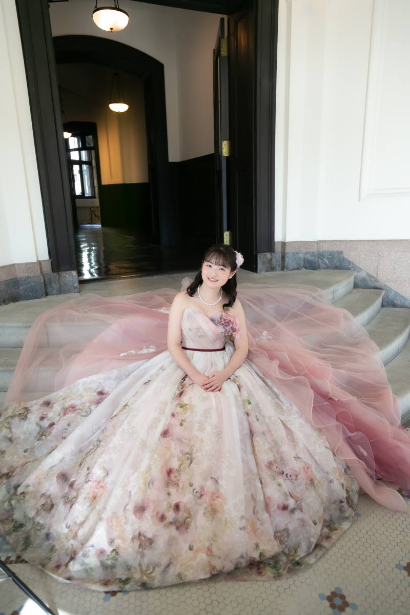 歴史の明りに包まれて、佇む新婦