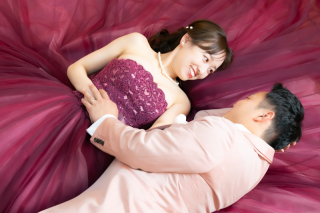 広々としたヨーロピアンパティオのテラコッタに寝そべっていただき撮りました天井高ある広いスペースでこそ撮れるカットです