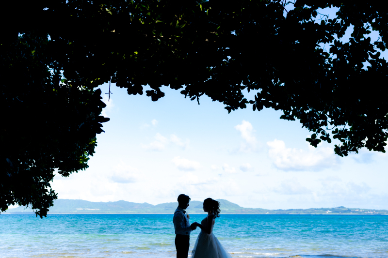 青い海をバックにお洒落なシルエットフォトを