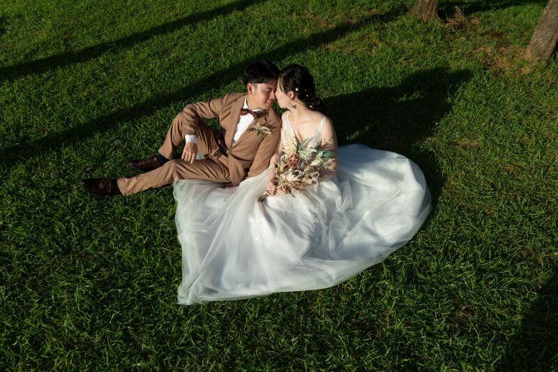 芝生の上でお洒落な1枚を