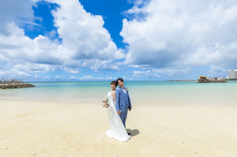 沖縄の美しい海をバックに