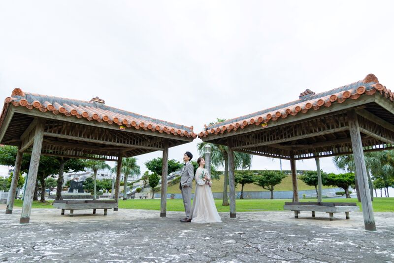 伝統ある赤瓦の屋根に見守られて