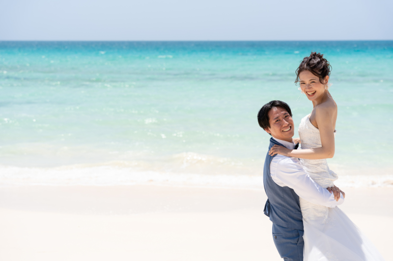 輝く海辺でお姫様抱っこ