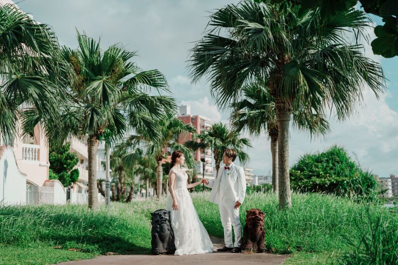 ヤシの木をバックに沖縄らしく