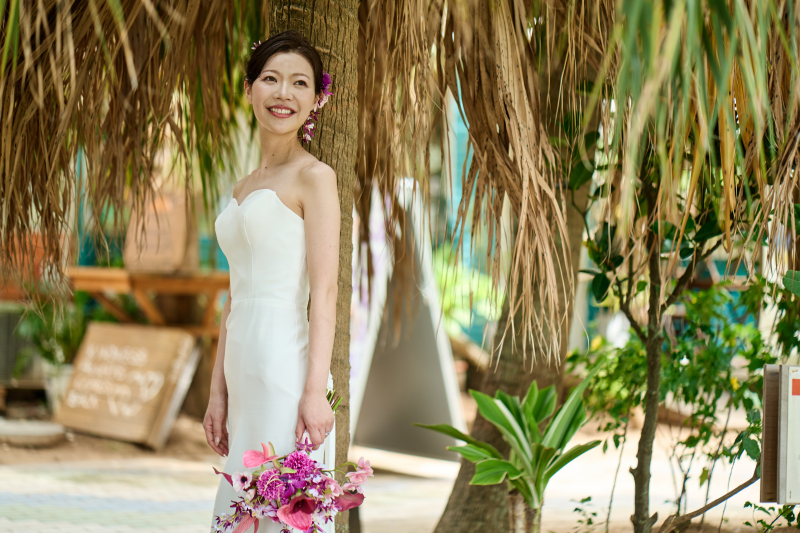 ヤシの木をバックにソロショットも