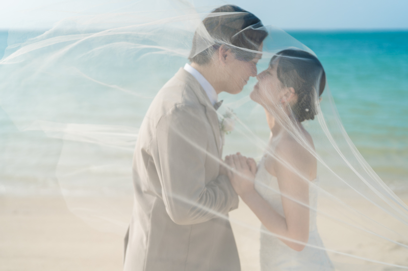 ベールに包まれた二人