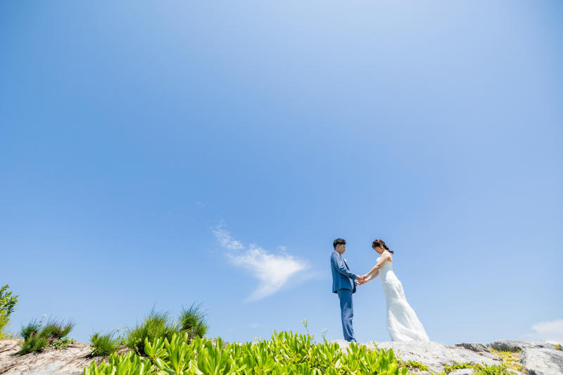 沖縄の青空をバックに