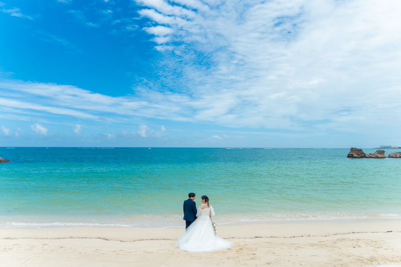 エメラルドブルーに輝く海でのビーチフォト