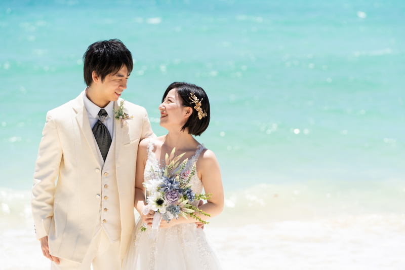 キラキラ輝く海をバックに