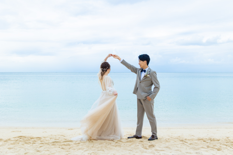 ビーチでの軽やかなダンスシーン