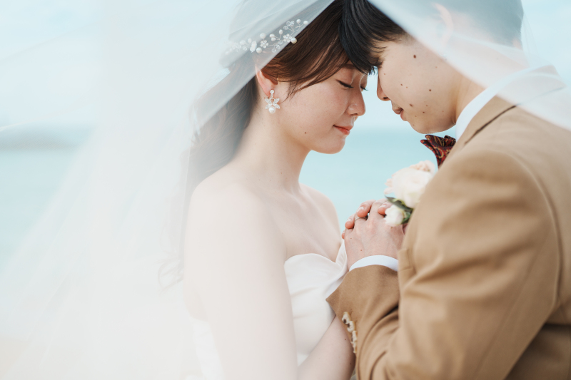 ベール越しの二人に注ぐ光