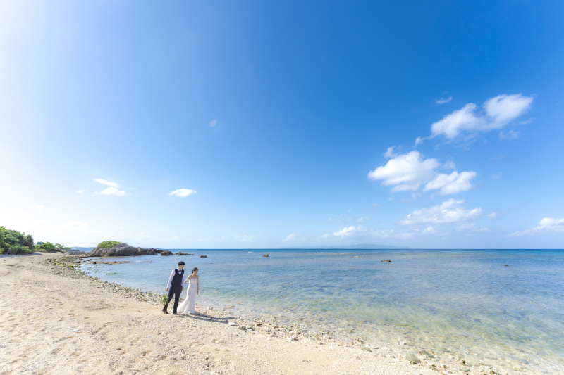 ブルーに広がる海と空