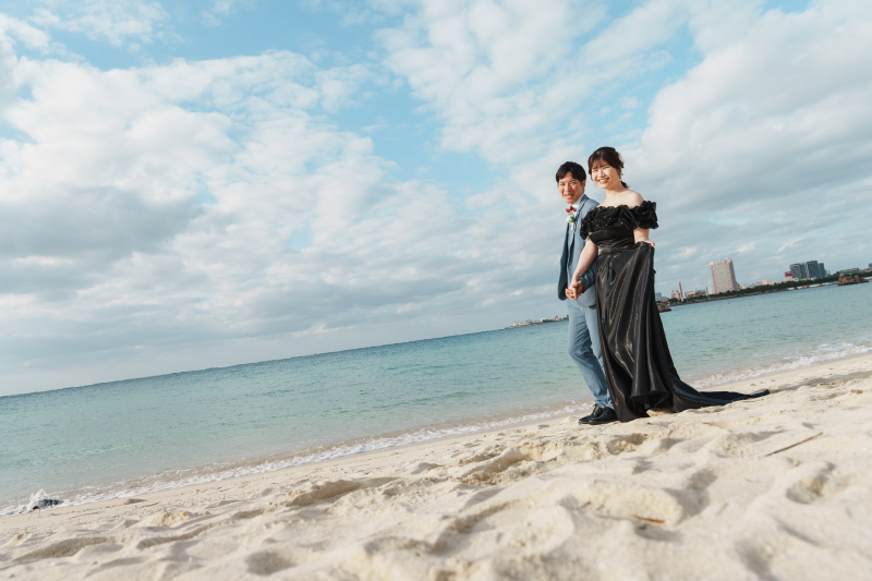 エメラルドブルーに輝く海でのビーチフォト