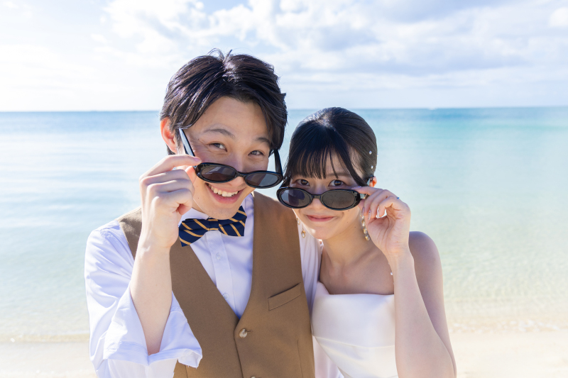 サングラス越しの笑顔がキュート！