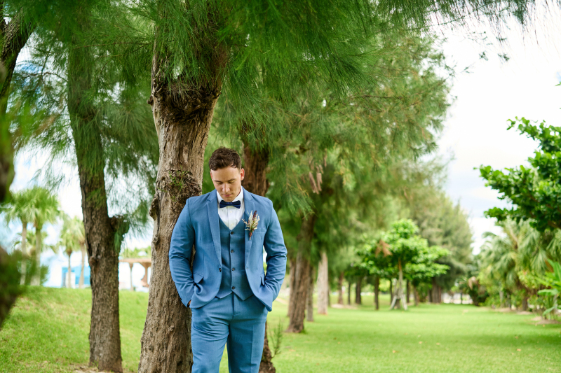 明るい色のタキシードが沖縄らしさを演出