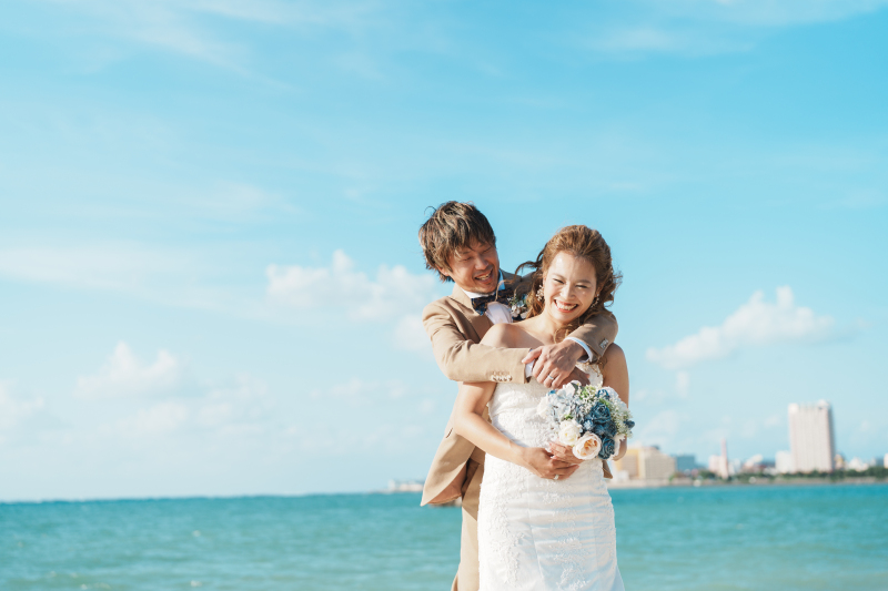 青空に溶け込むような幸せ溢れる一枚