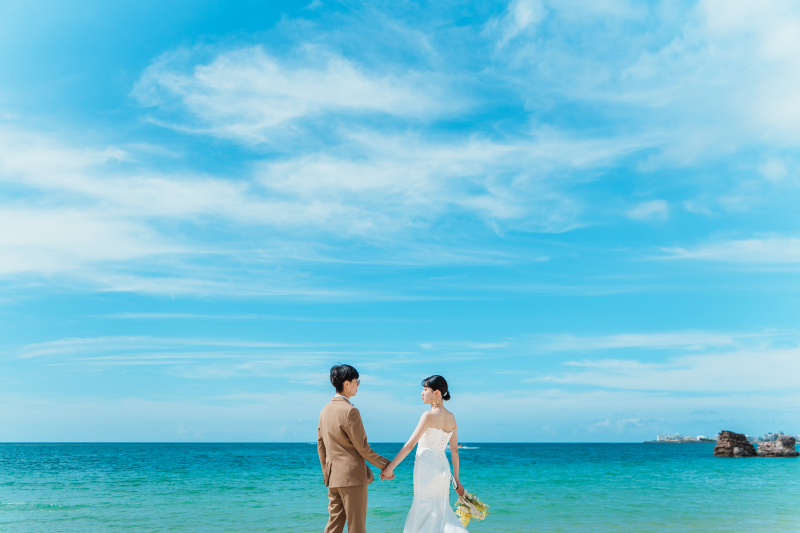 エメラルドブルーに輝く海でのビーチフォト