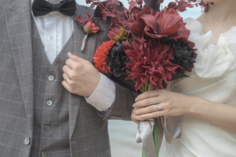 赤いブーケとブートニア