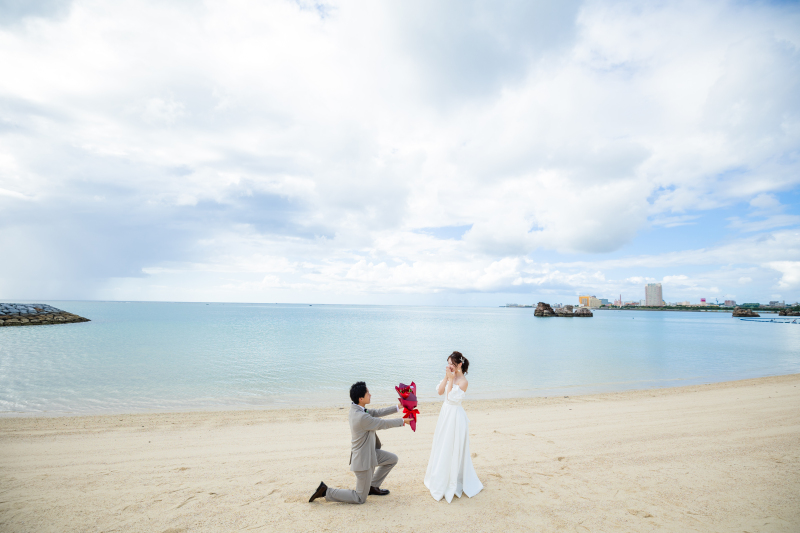 赤いバラの花束でプロポーズショット