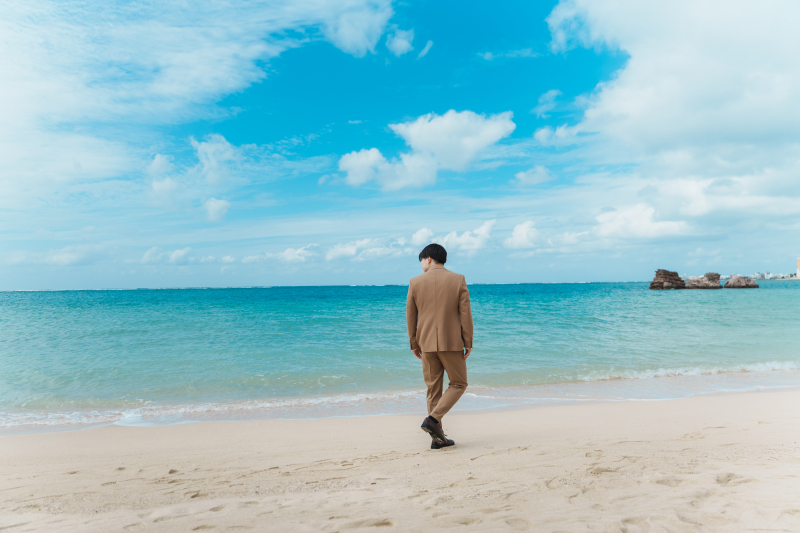 タキシード姿の優雅なワンシーン