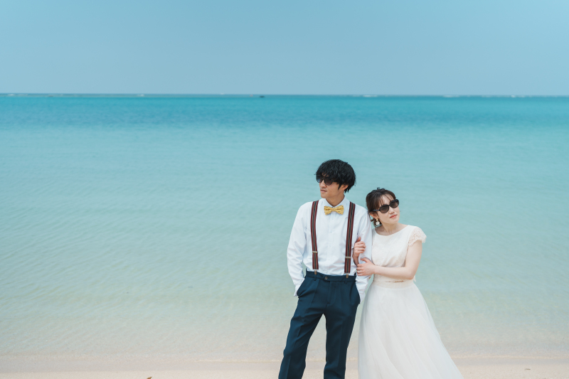 ジャケット着用姿からサスペンダースタイルへ