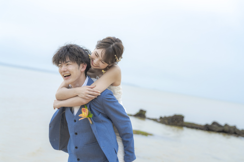 タキシードとドレスでおんぶショット！