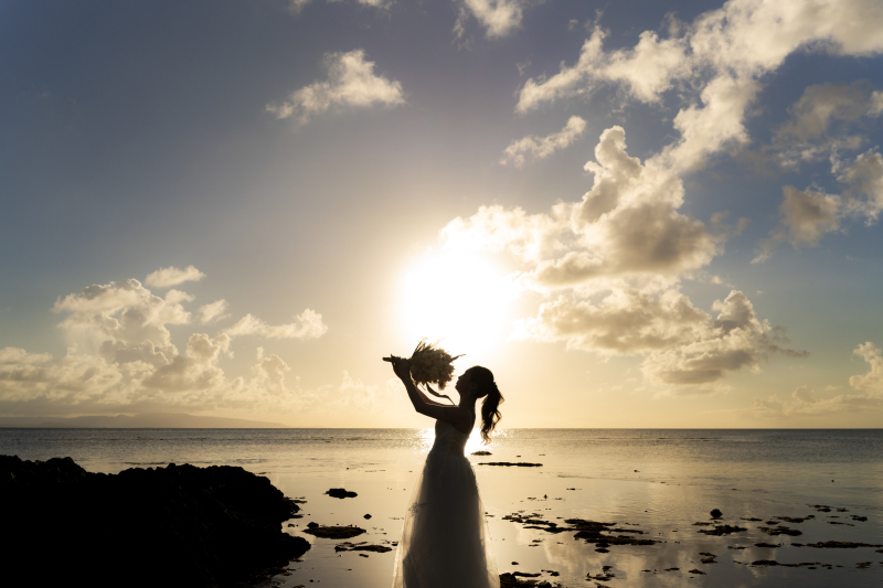 サンセットの海をバックに