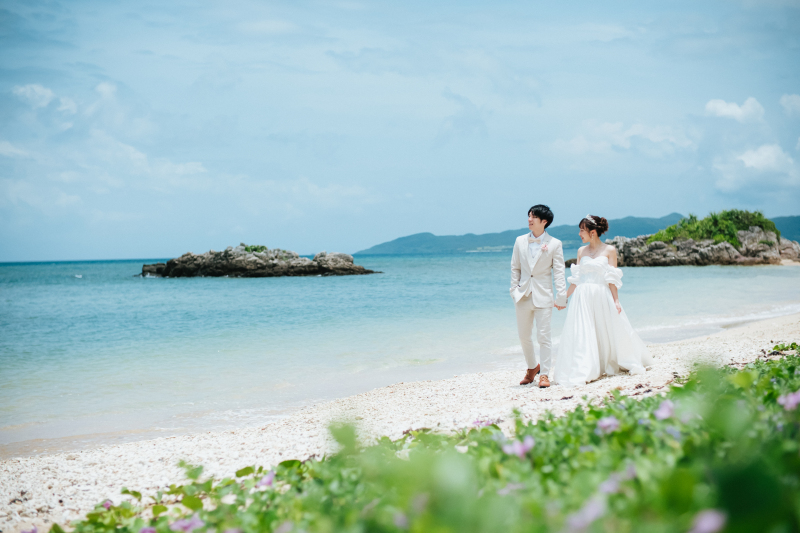 砂浜を歩く自然体なお写真