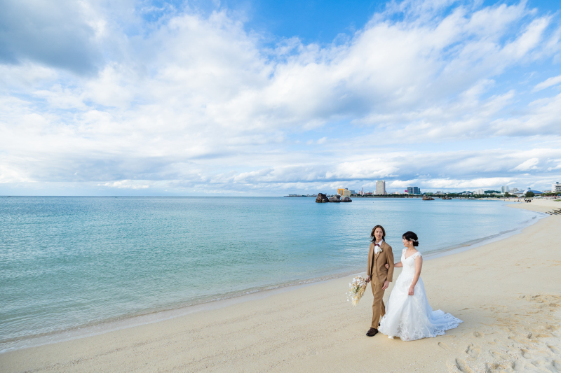 エメラルドブルーに輝く海でのビーチフォト