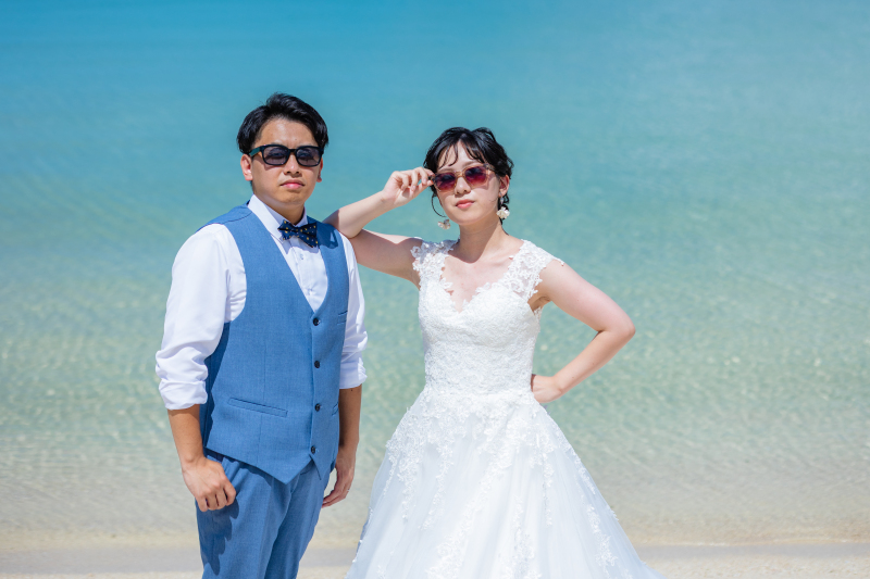 澄み切った海を背景に