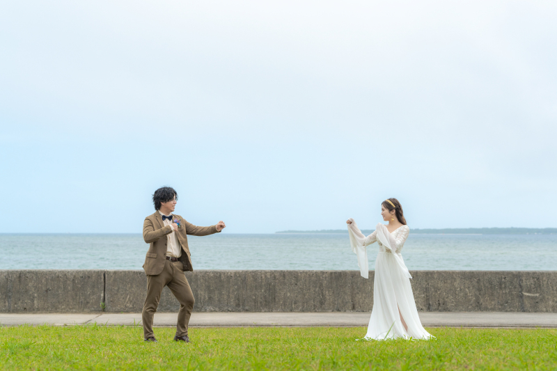 ドレス・タキシード姿でファイティングポーズ