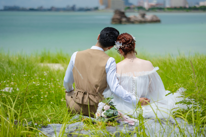 ビーチ沿いの芝生でゆったりと