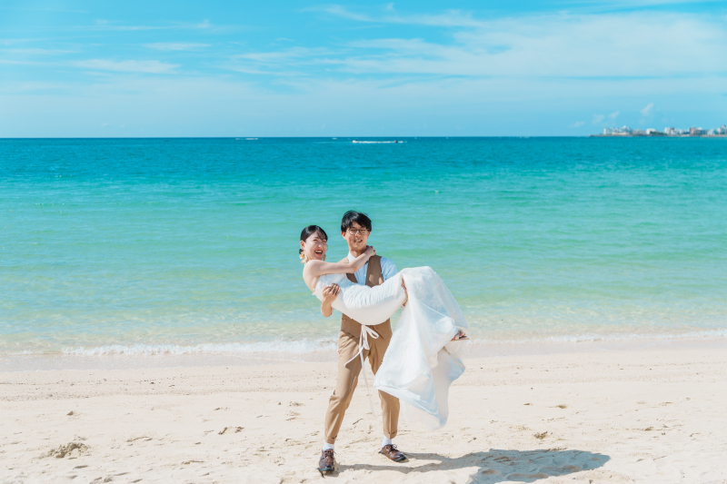 海辺でお姫様抱っこ