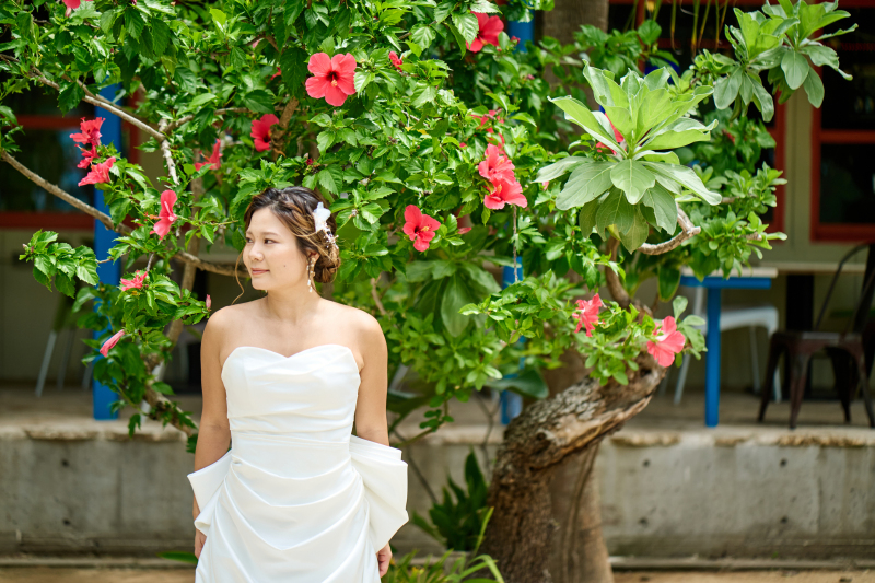 沖縄らしくハイビスカスに囲まれて