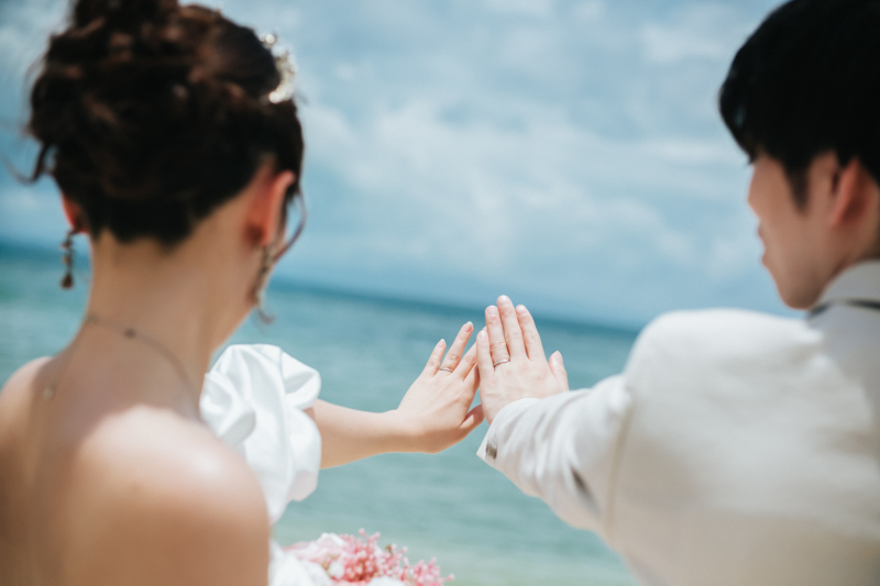 石垣島の海をバックに指輪ショット