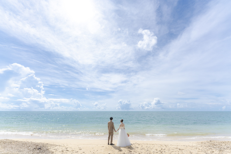 エメラルドブルーに輝く海でのビーチフォト