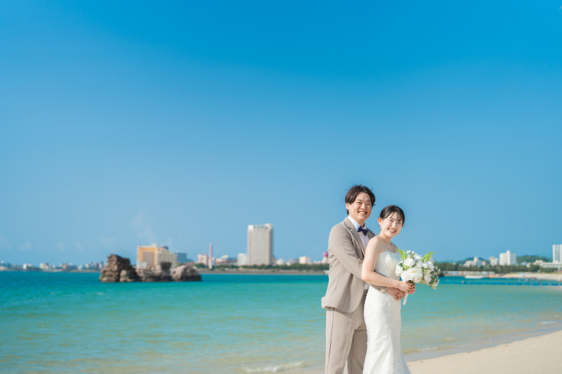 バックハグで笑顔はじける1枚