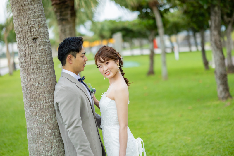 グリーンにも映えるドレス